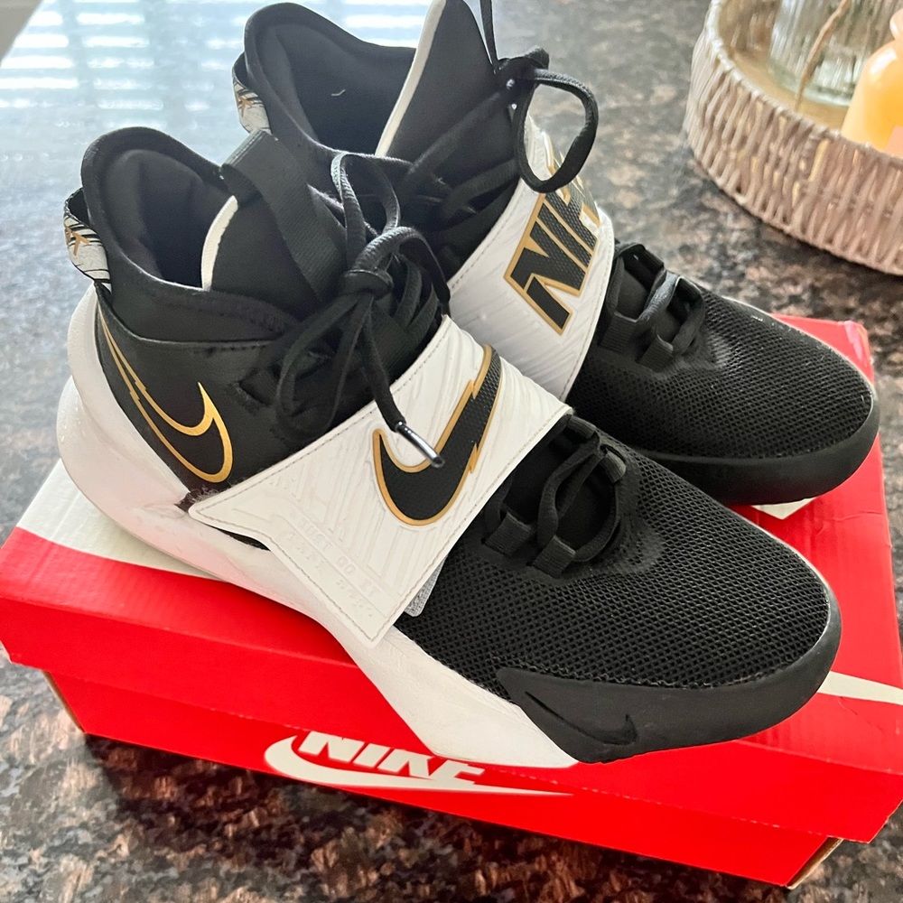 Nike kid’s team hustle basketball shoes